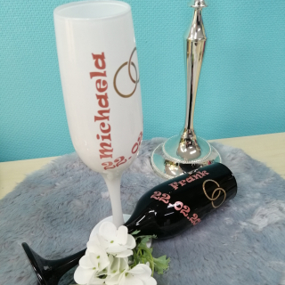 Exklusives 2 er Geschenk-Set Brautpaar Champagner Sektglas Sektkelche weiß & schwarz mit Namen und Datum perfekt zur Hochzeit , Verlobung Geschenk 200ml